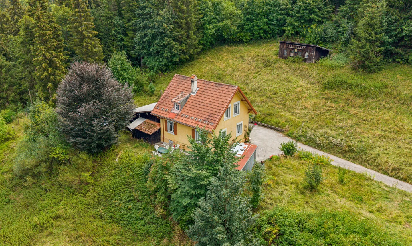 Maison à réinventer sur une parcelle de plus de 2'700 m² - Foto 1 di 11