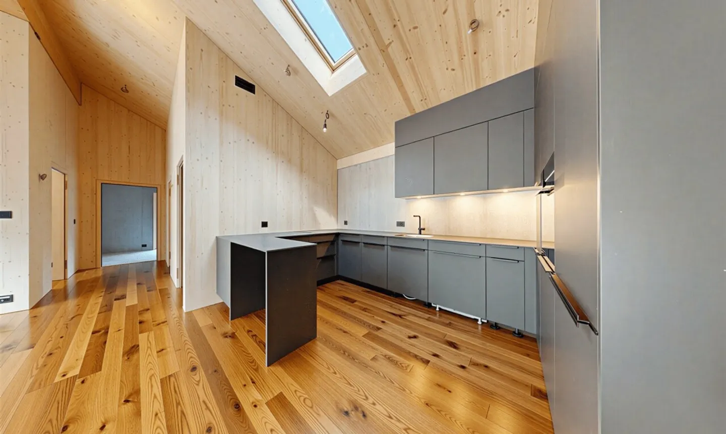 Newly built penthouse apartment with special architecture and mountain view - Photo 5 of 11