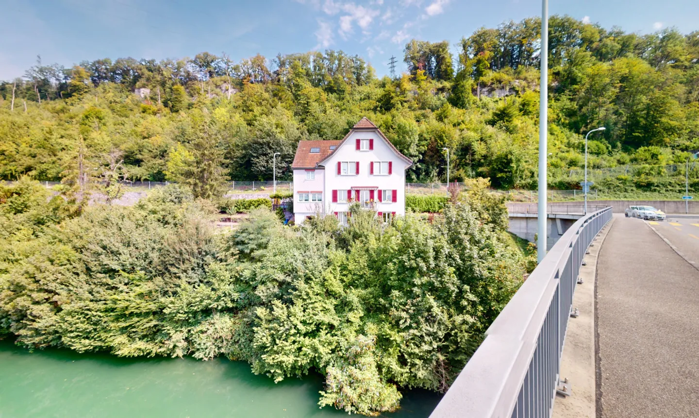 Maison individuelle de 9,5 pièces située au centre avec beaucoup de potentiel - Photo 2 sur 13