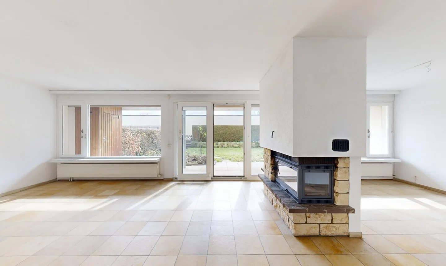 Charming terraced house with garden in family-friendly location - Photo 5 of 13