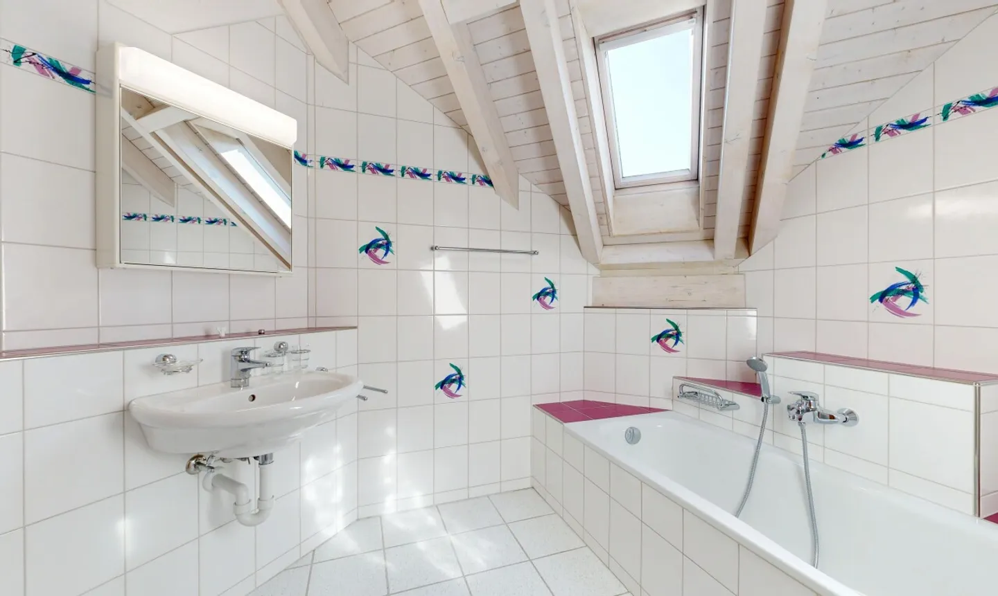 Stylish 4.5-room attic maisonette with charm and comfort - Photo 10 of 11