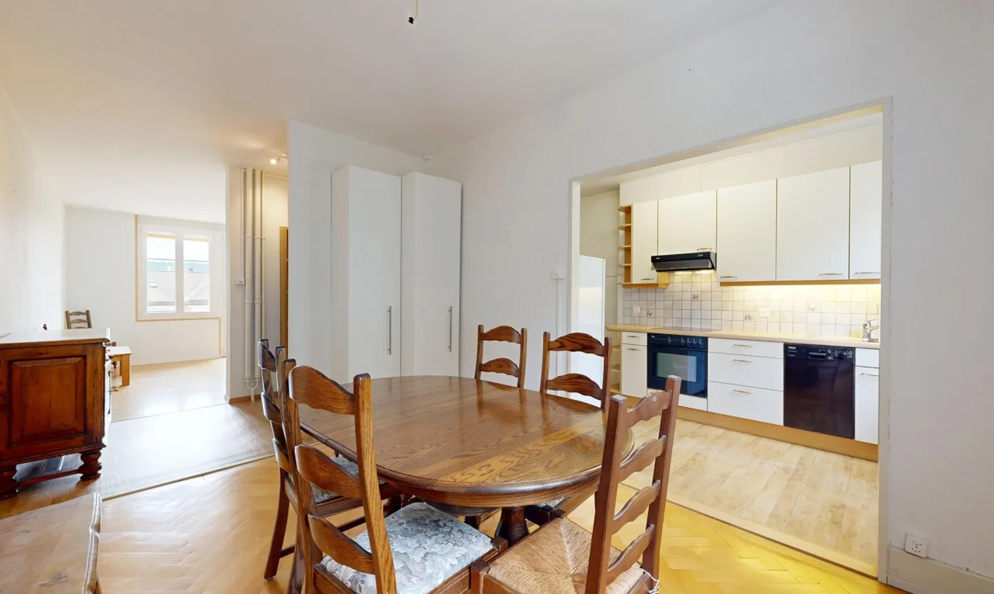 Spacious 2.5 rooms with large garage - Photo 3 of 11