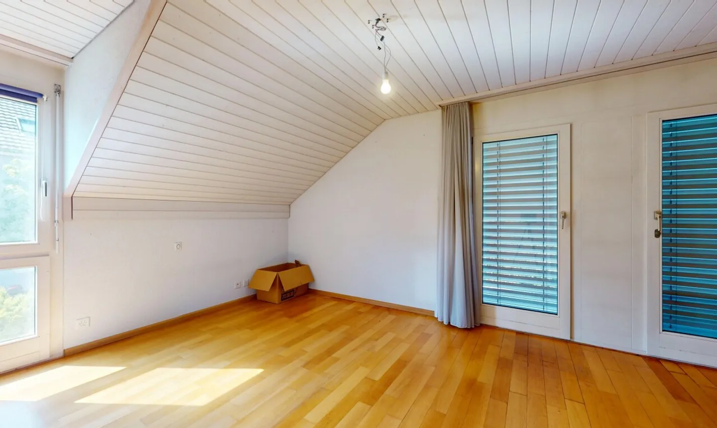 Casa unifamiliare luminosa con giardino idilliaco e garage separato - Foto 12 di 13