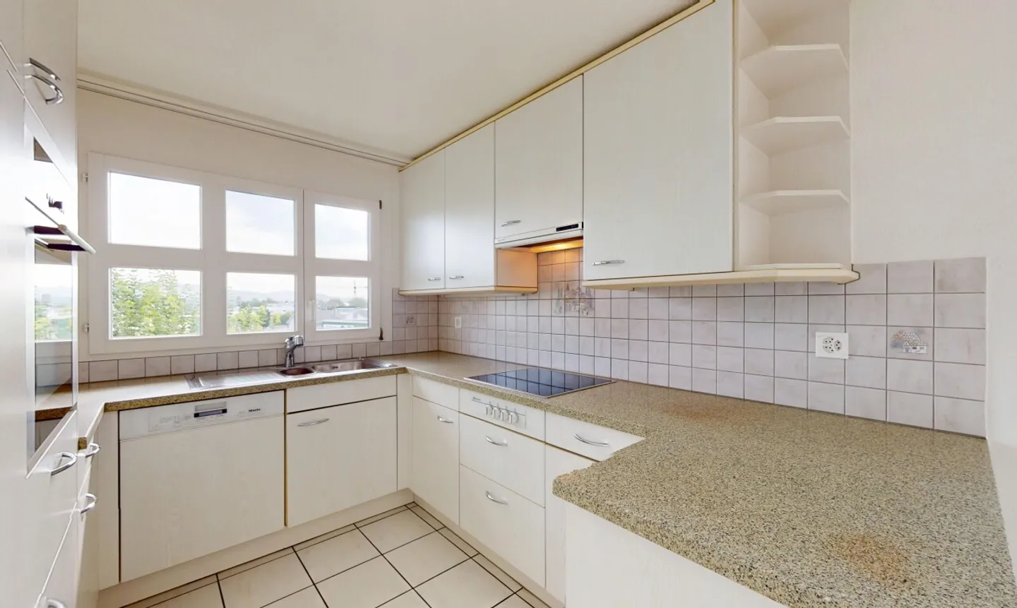 Spacious Maisonette Apartment with a View - Photo 8 of 11