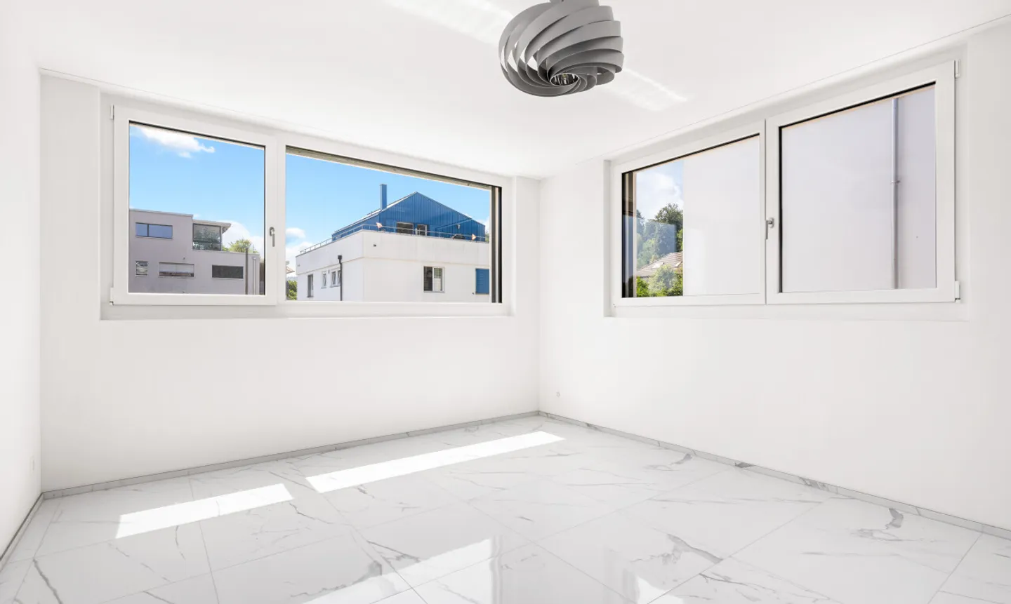Luxurious 7.5 Room House with Outdoor Pool - Exclusive Living in Suhr - Photo 8 of 11