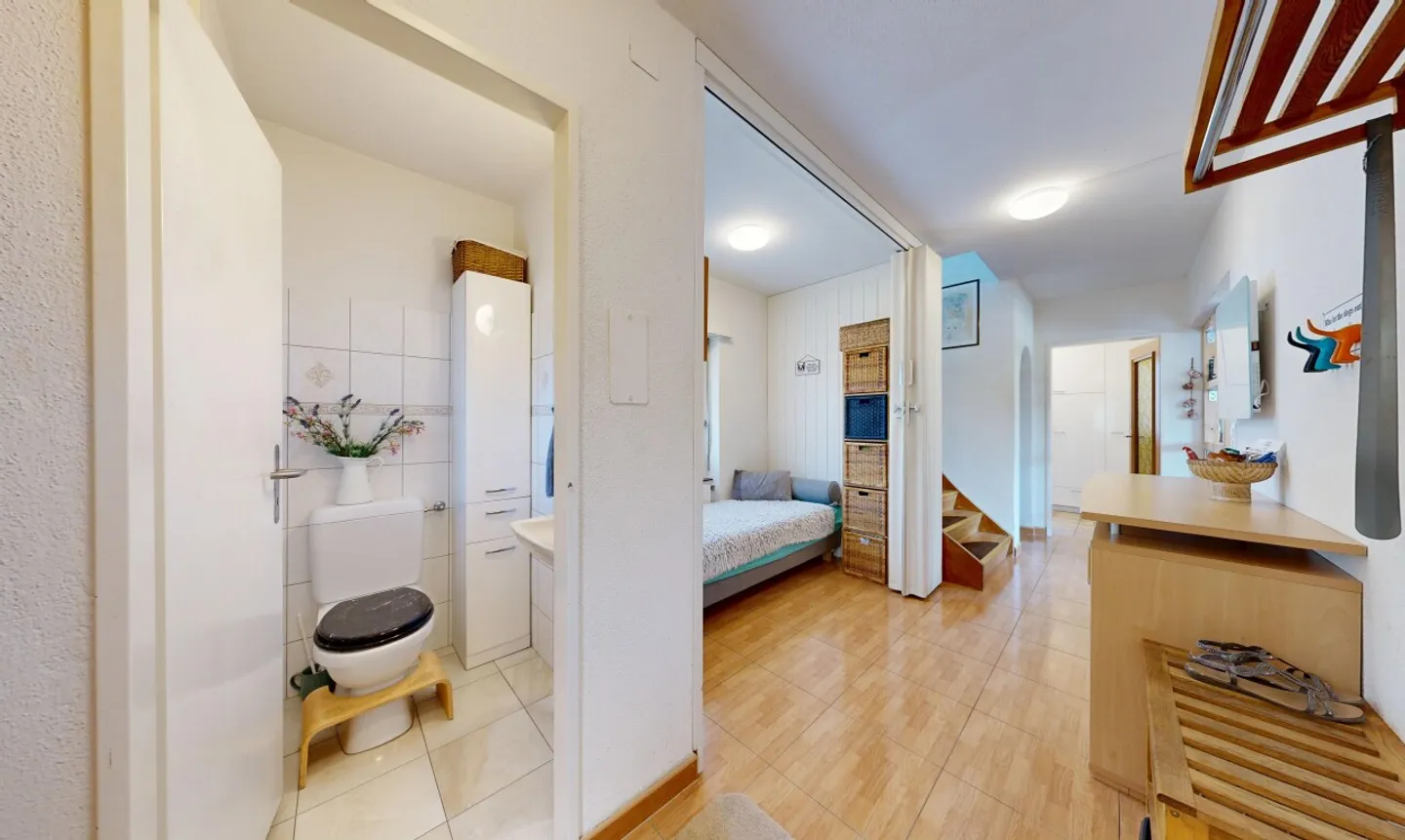 Freistehendes Einfamilienhaus auf grosszügigem Grundstück in Rümlang - Foto 10 di 11