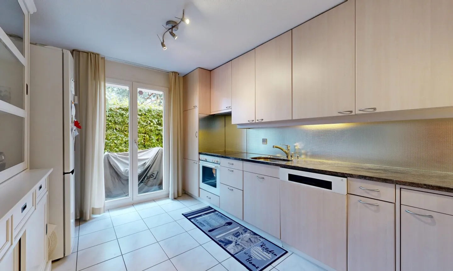 Appartement de jardin avec un potentiel énorme sur la Côte d'Or de Zurich - Photo 4 sur 11