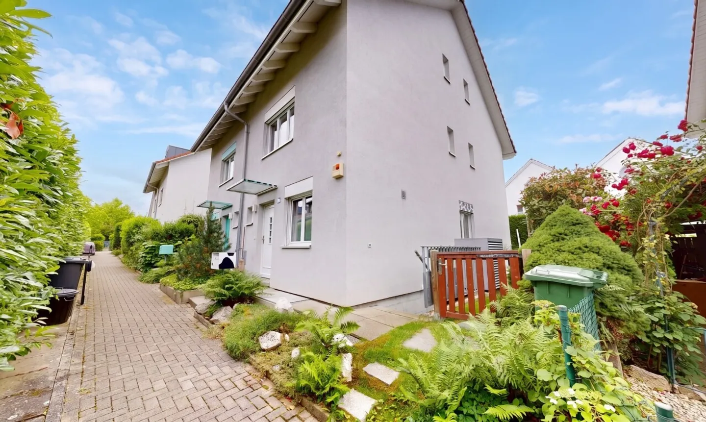 Maison jumelée de 5 pièces bien entretenue dans un emplacement familial et verdoyant - Photo 1 sur 11