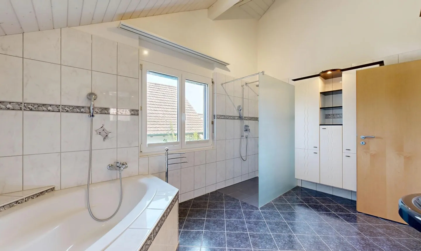 Grosszügiges Zuhause mit Garten, Garage und viel Raum - Photo 10 of 11