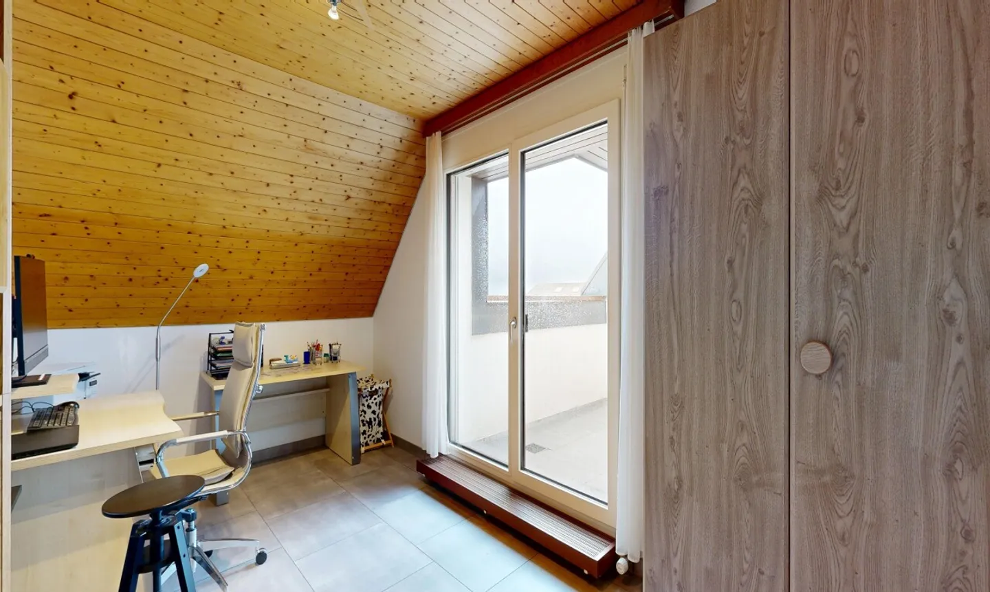 Grosszügige Attikawohnung mit Blick auf die Alpen - Photo 8 sur 11