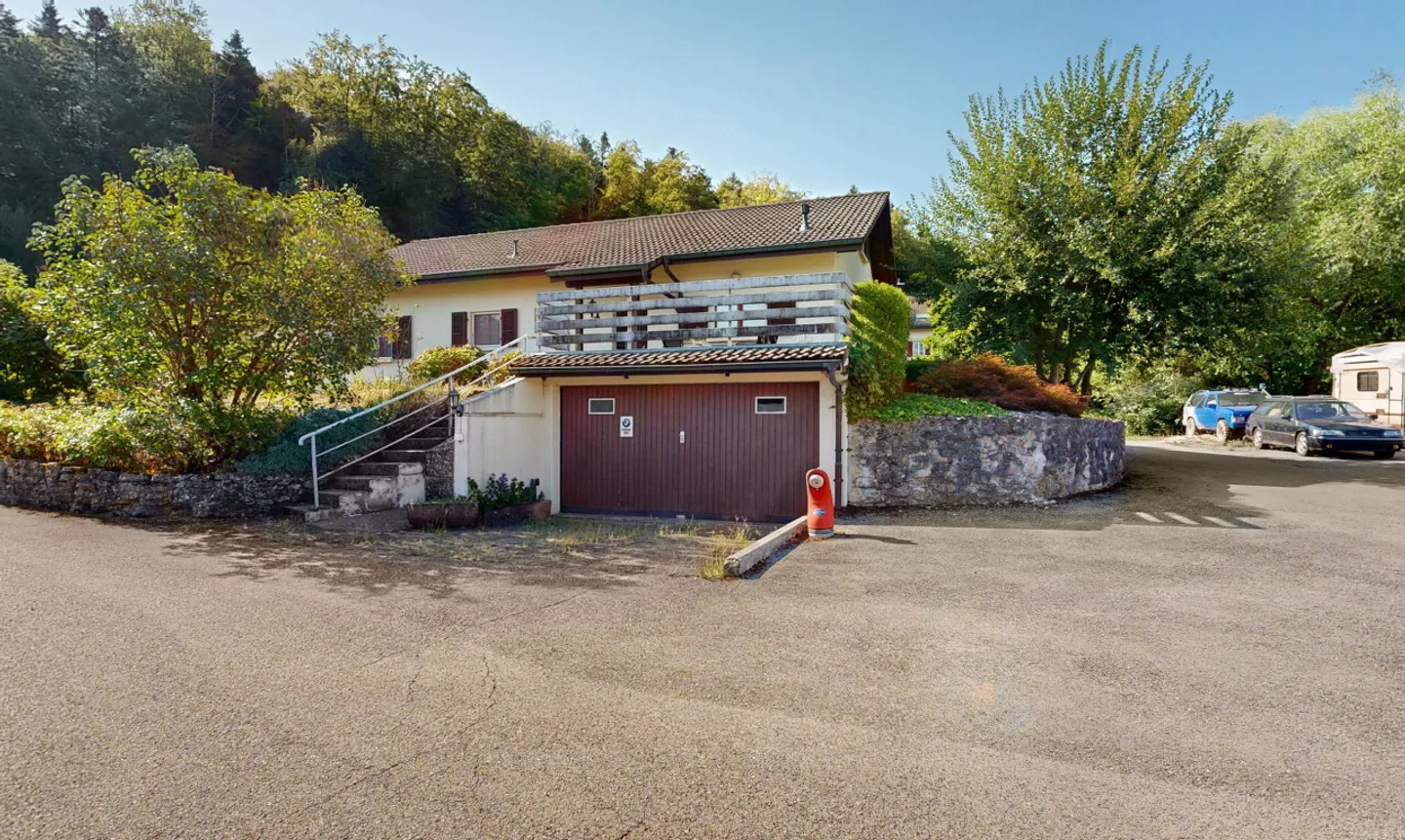 Detached House with Large Garden - Photo 1 of 11