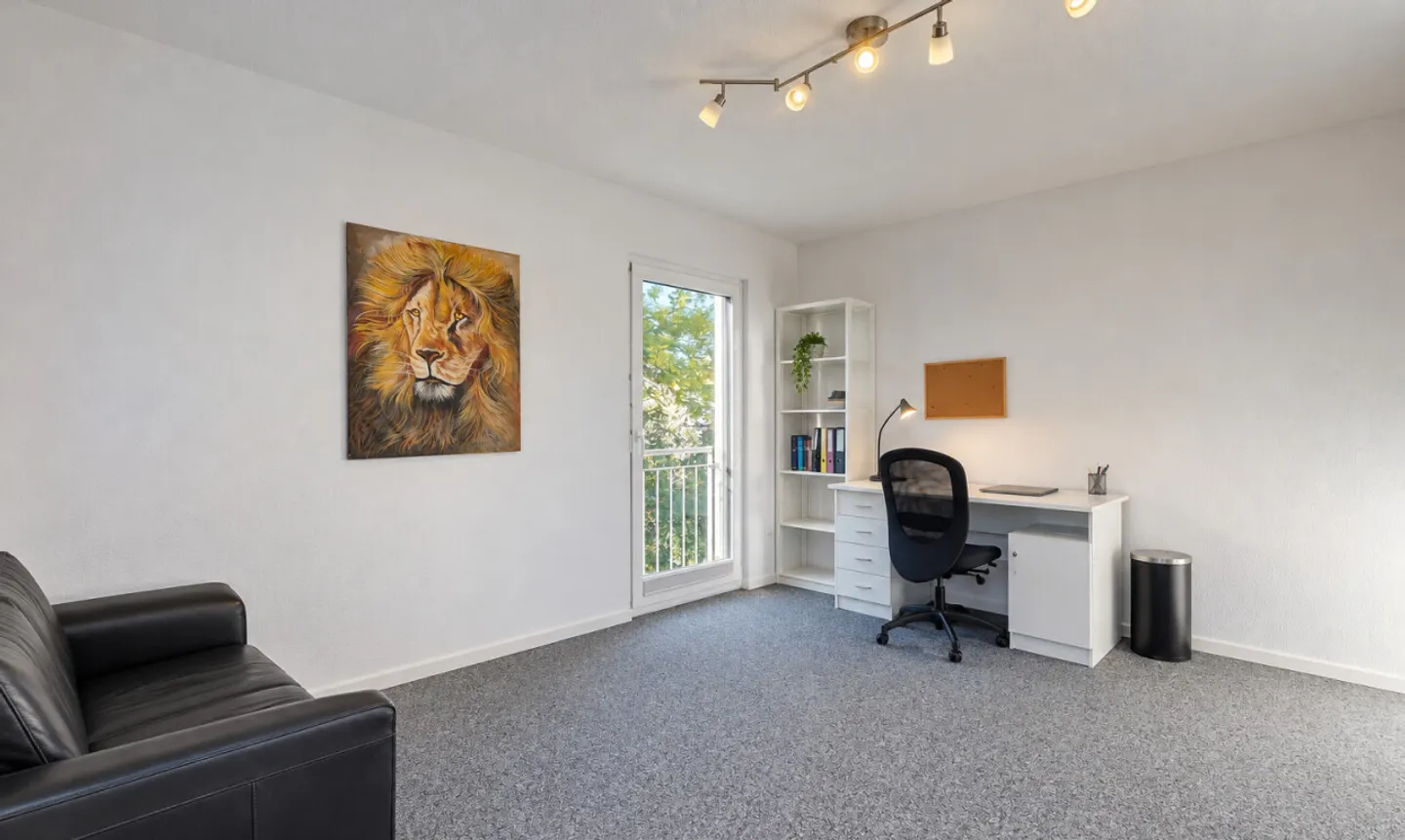 Private Oase: Exklusives 6.5-Zimmer-Einfamilienhaus mit Pool - Photo 10 of 11