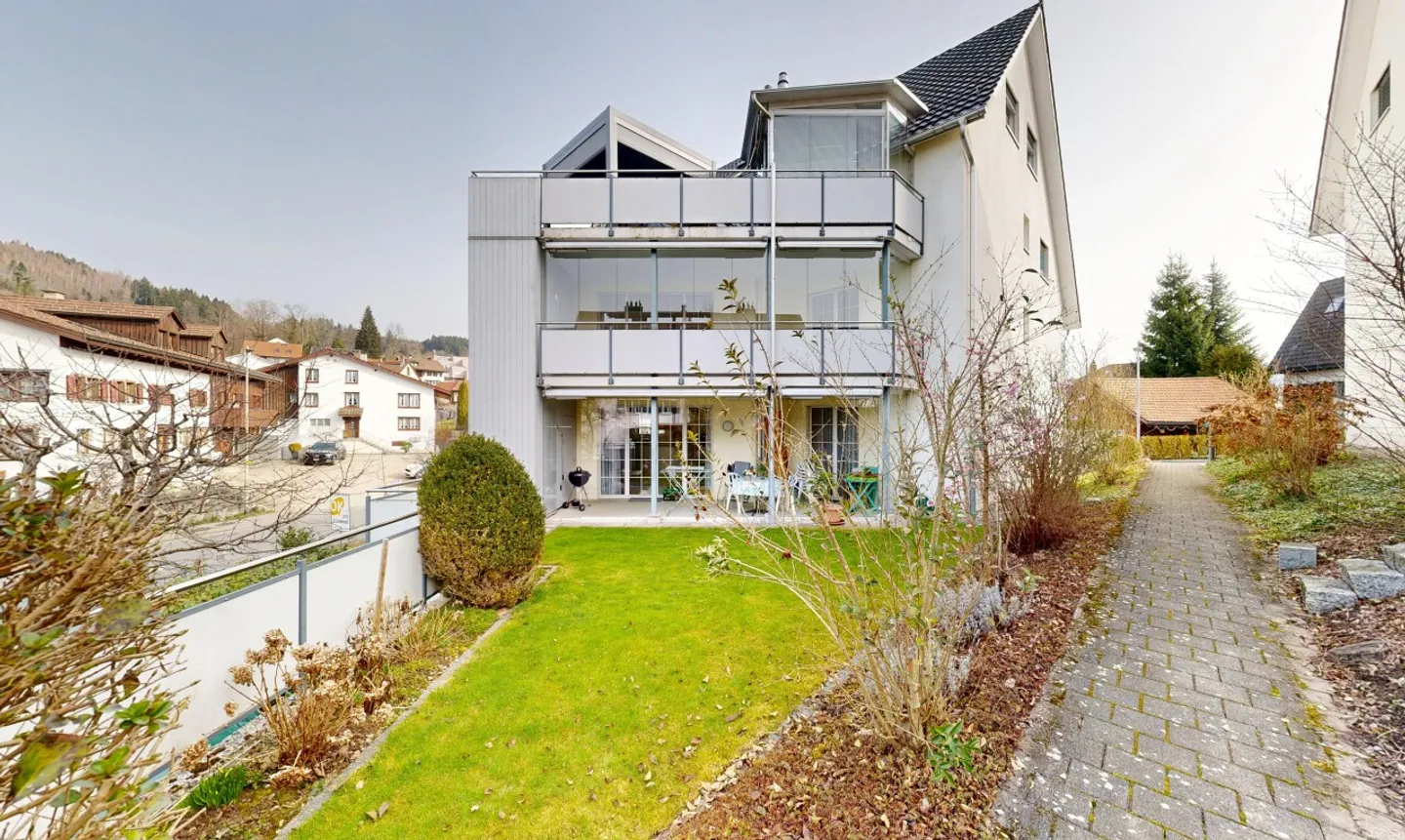 Luminoso appartamento di 4,5 stanze con balcone vetrato - Foto 1 di 11