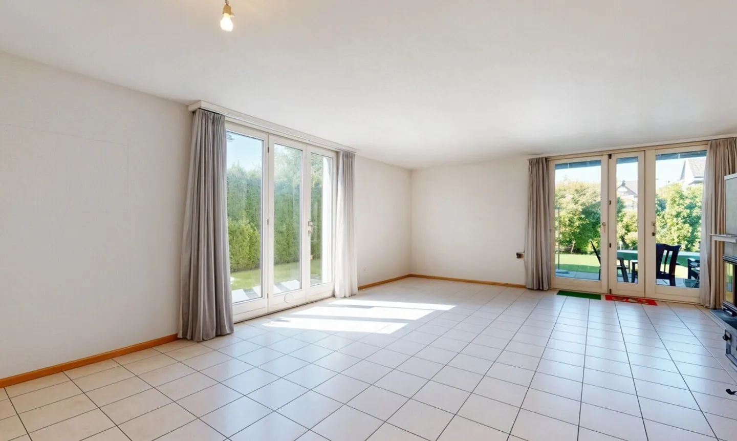 Casa unifamiliare luminosa con giardino idilliaco e garage separato - Foto 5 di 13