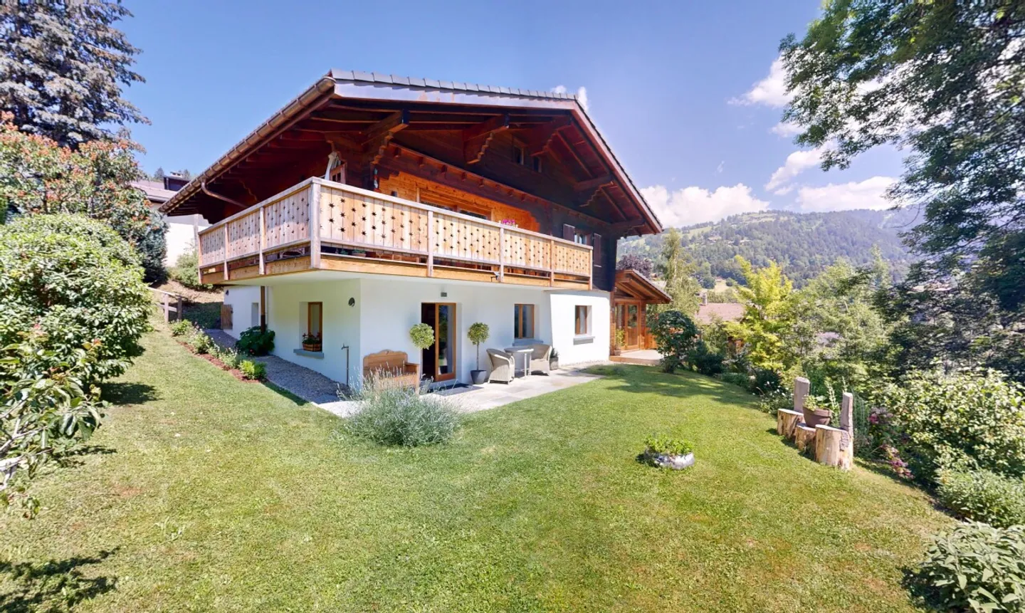 Exclusive: magnificent chalet with 2 apartments - Photo 1 of 11