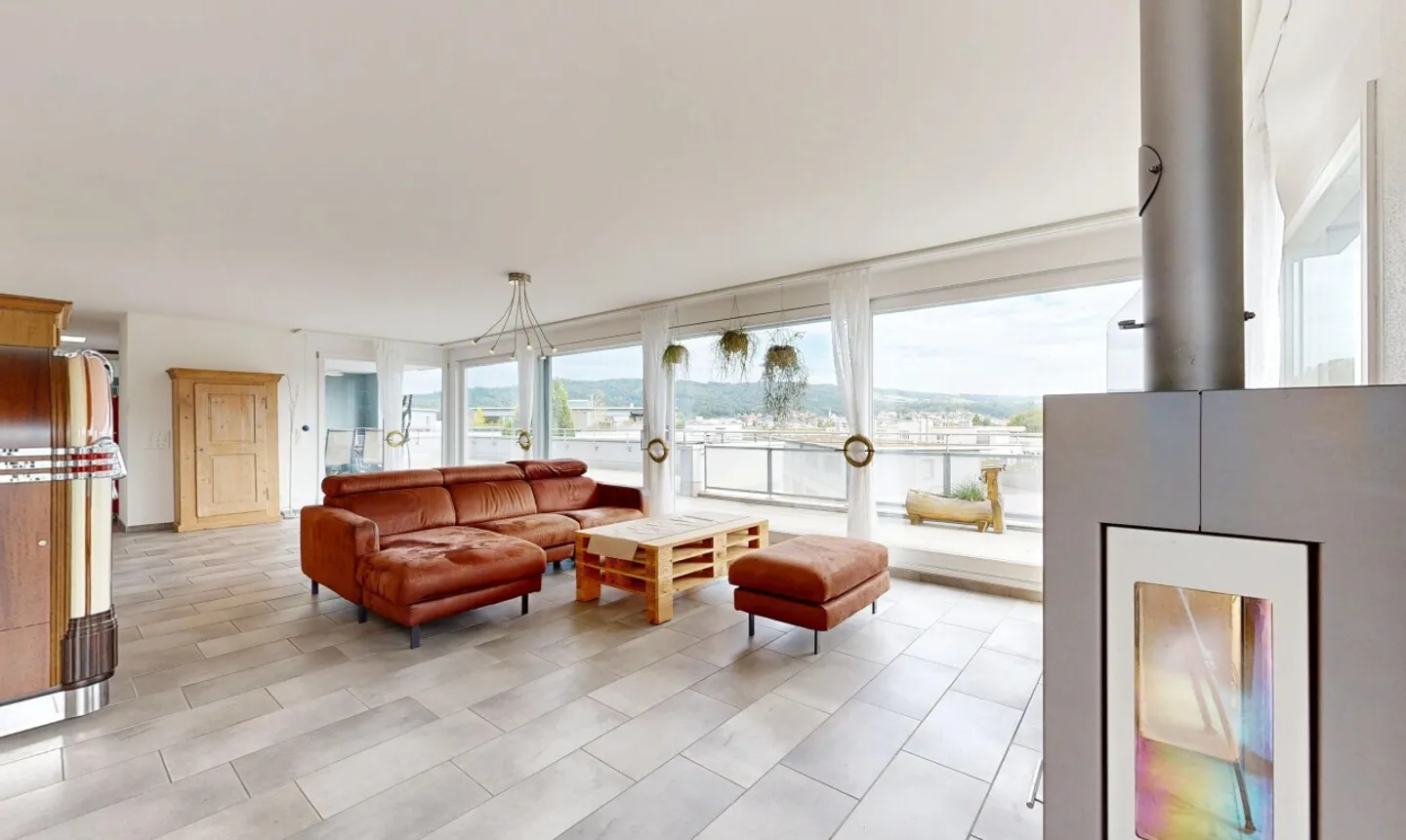 Ampio appartamento attico di 5,5 locali con accesso all'ascensore e vista panoramica - Foto 1 di 11