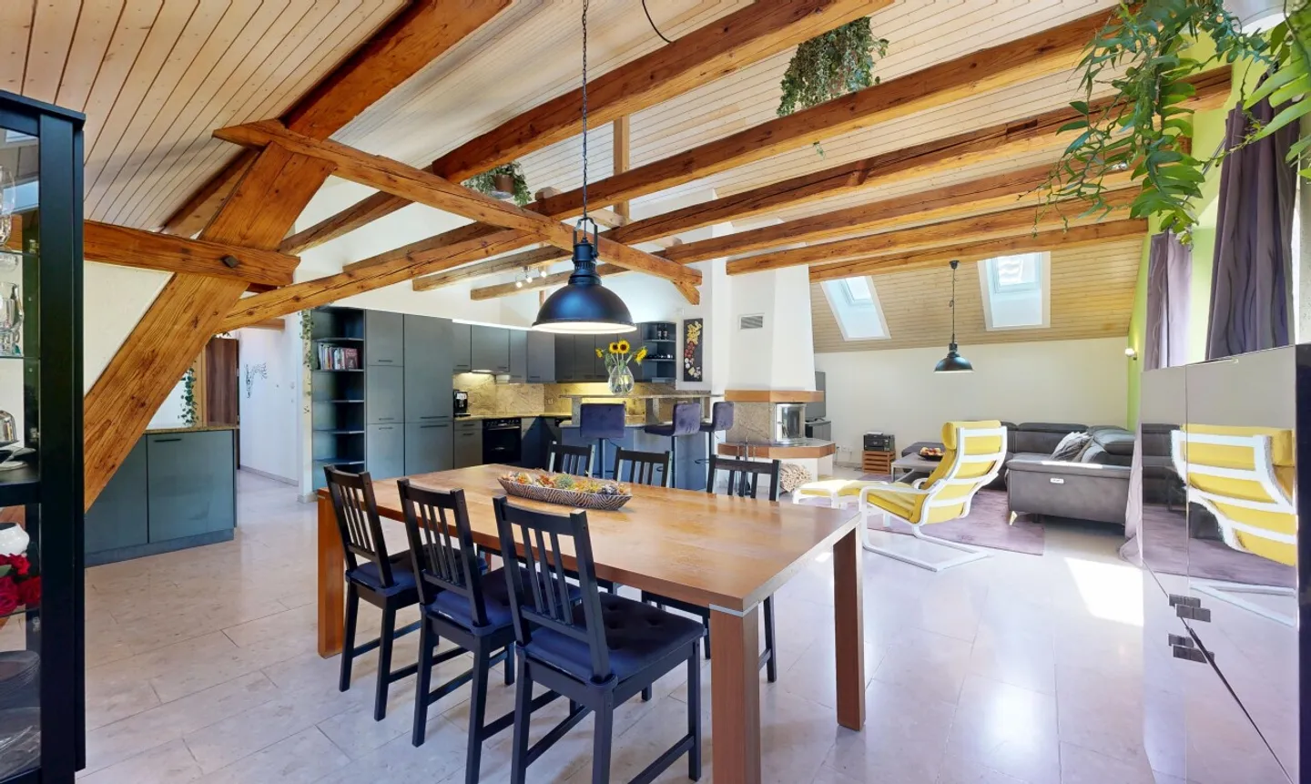 Einzigartige Dachgeschosswohnung mit Cheminée und Sichtbalken - Photo 1 of 11