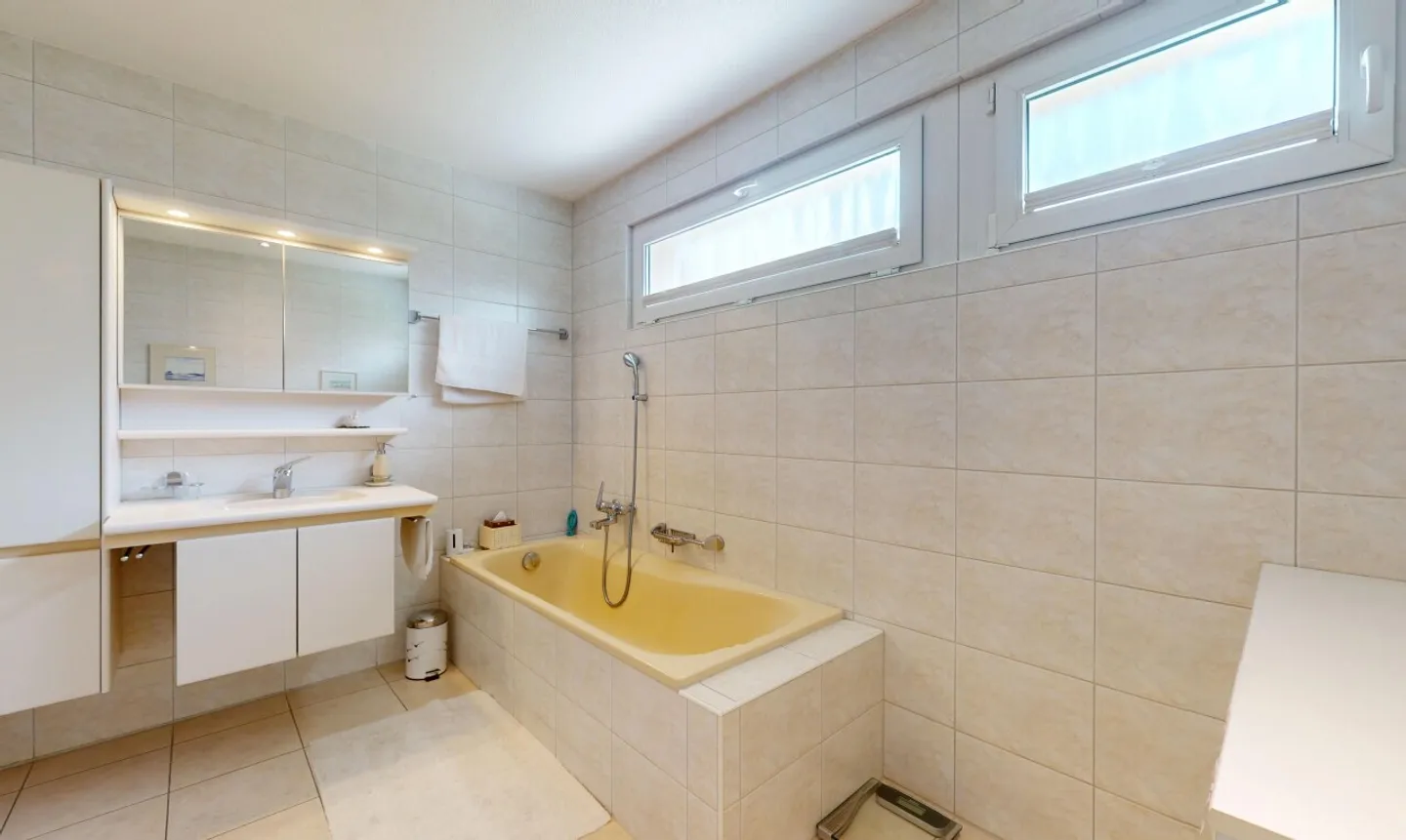 Ampio appartamento di 4,5 locali con loggia in posizione centrale e tranquilla - Foto 9 di 11