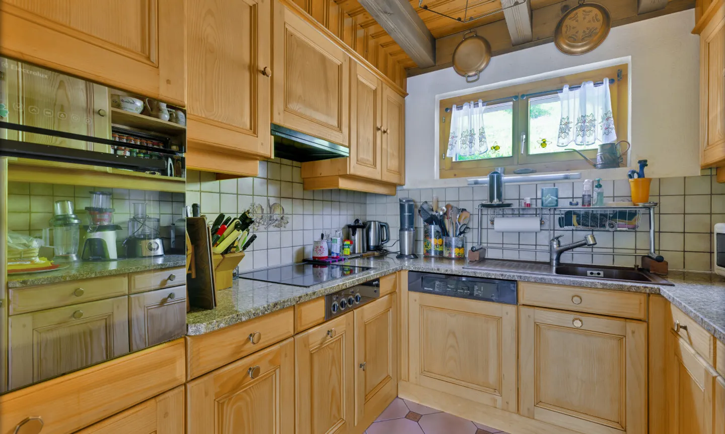 Exclusive: Large chalet with 2 garages on a 3255 m2 plot - Photo 3 of 11