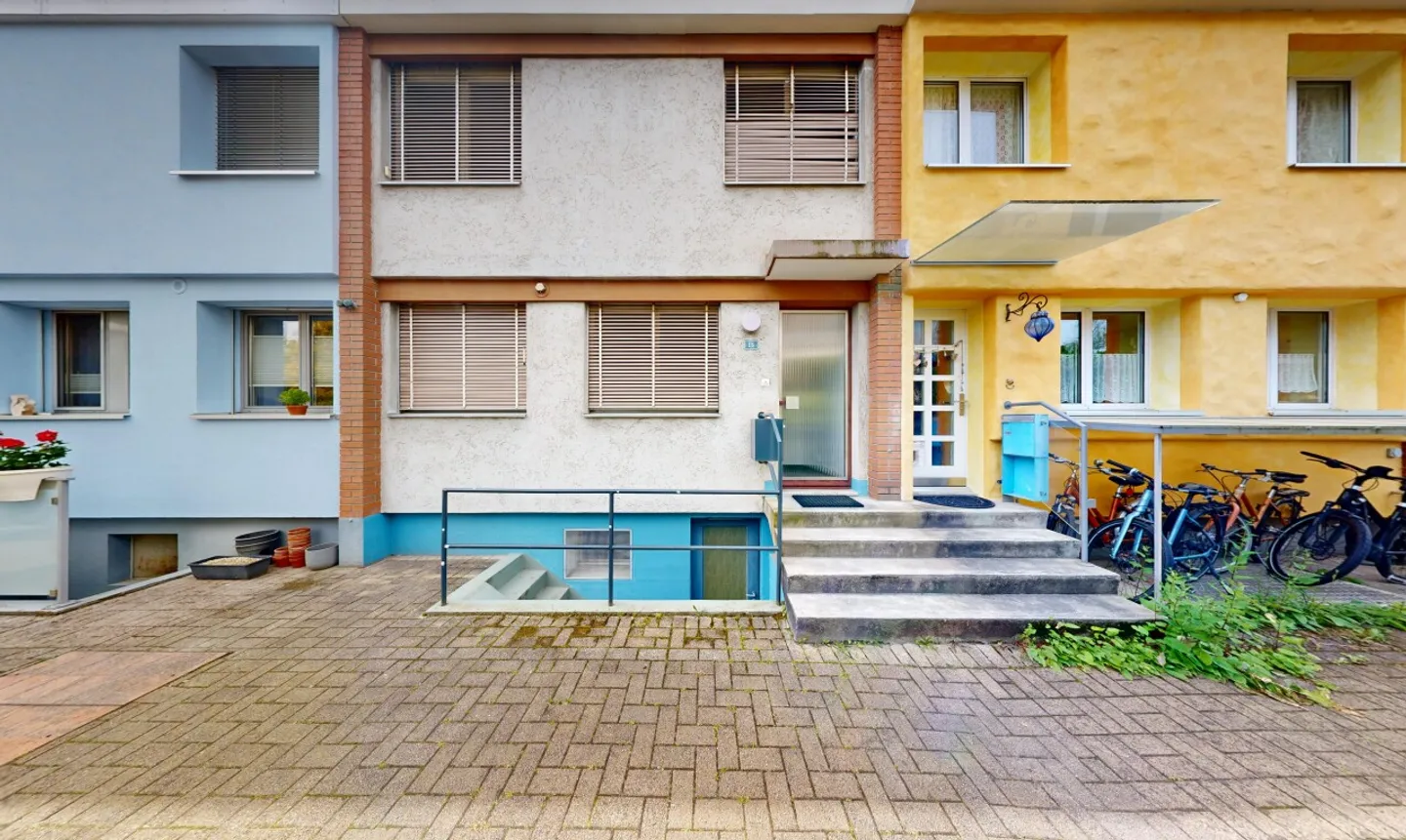 Casa a schiera con giardino e potenziale di modernizzazione a Reinach - Foto 1 di 11