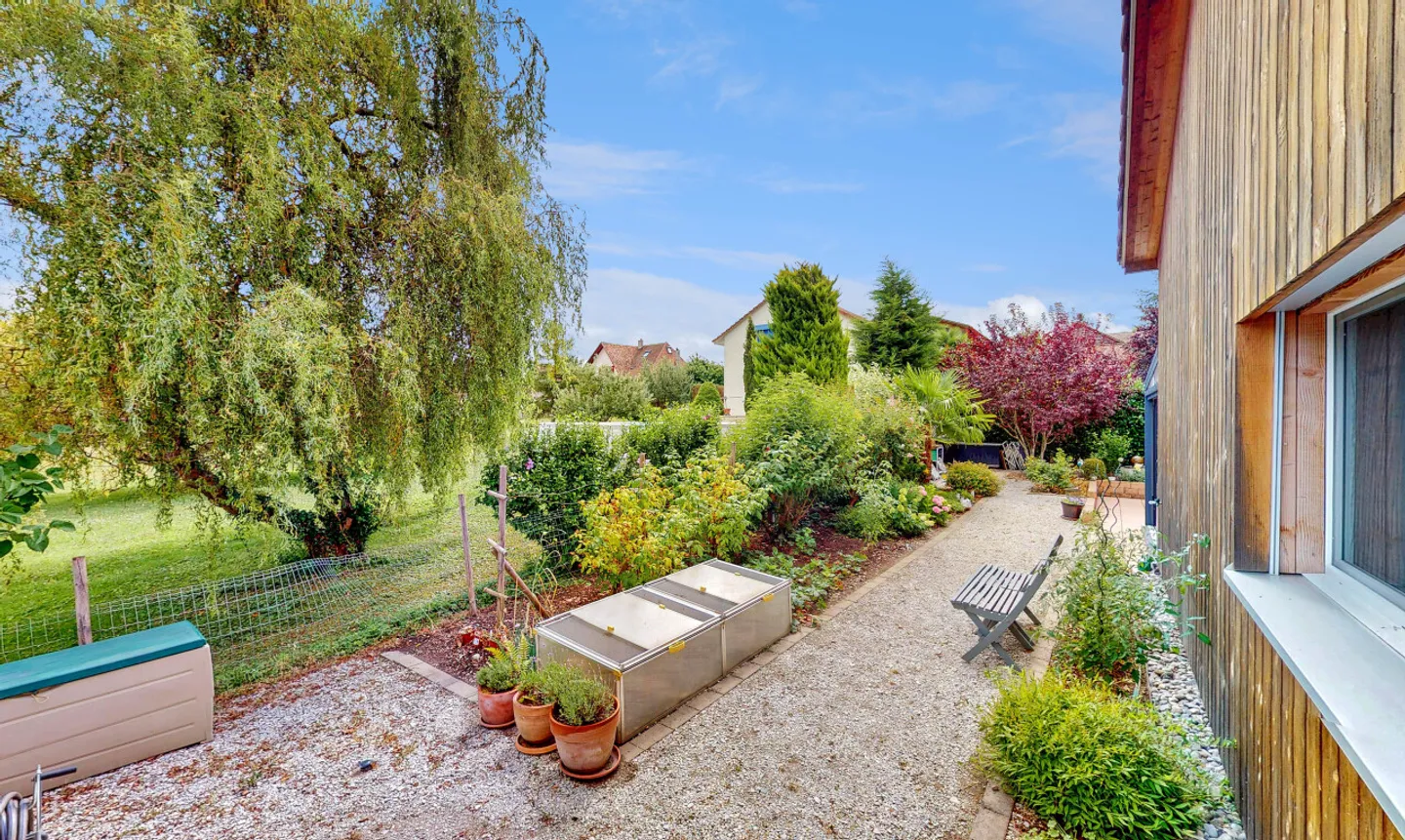 Appartamento con giardino in casa residenziale - Foto 5 di 13