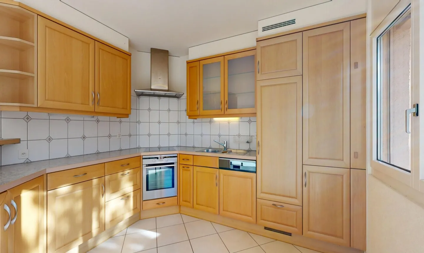 Villa indipendente con 6 stanze e terreno - Foto 2 di 11