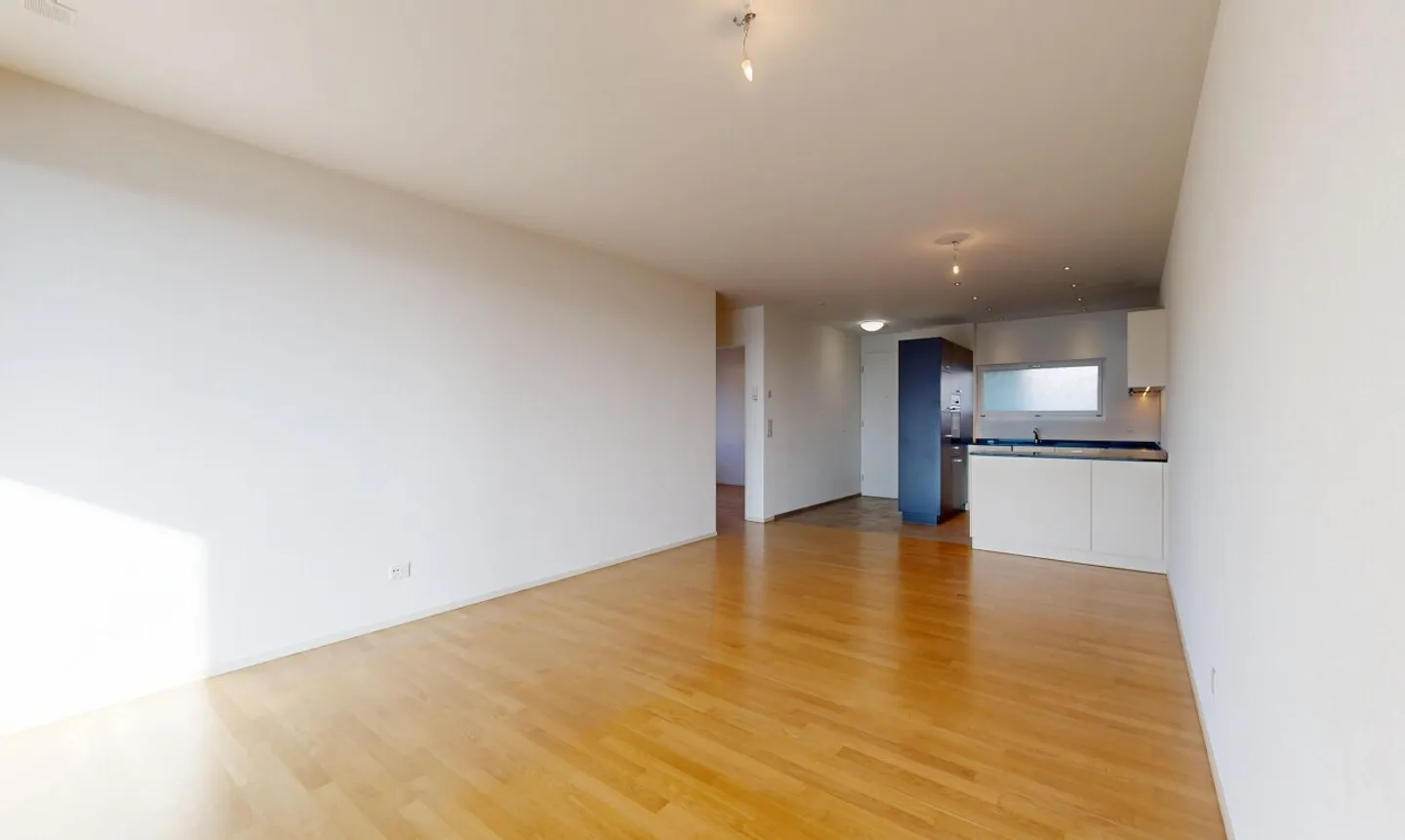 Appartamento moderno di 3,5 stanze con grande balcone e 2 posti auto - Foto 3 di 11