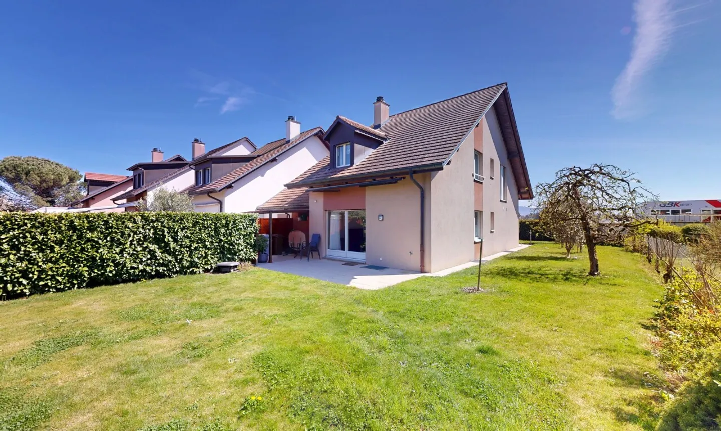 Comfort and Space: 5.5-Room Semi-Detached House with Garden in Gland - Photo 4 of 11