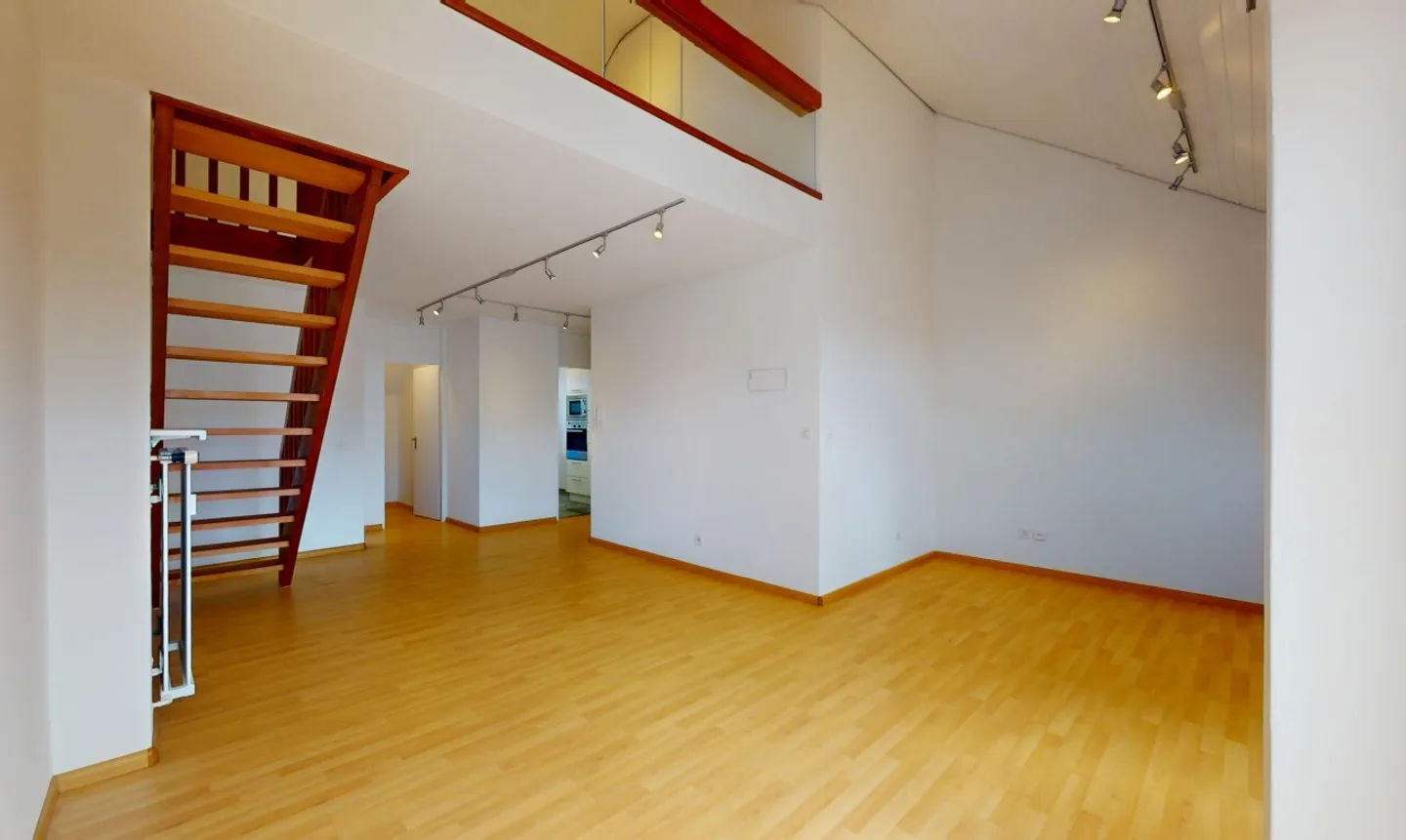 Appartamento attico elegante di 2,5 stanze con balcone a Riehen - Foto 3 di 13