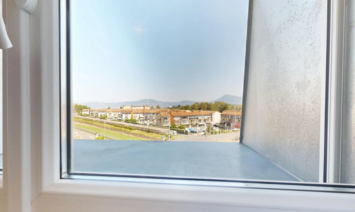 Attique lumineux avec vue Lac et Montagnes au cœur du Bouveret - Photo 3 sur 11