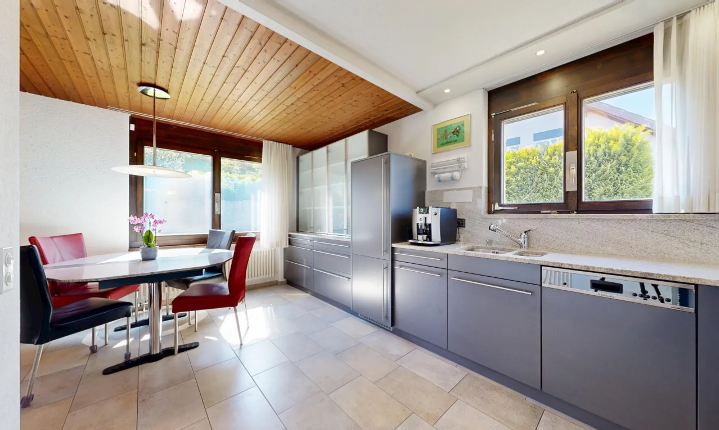 House with unique architecture and large garden paradise - Photo 7 of 11