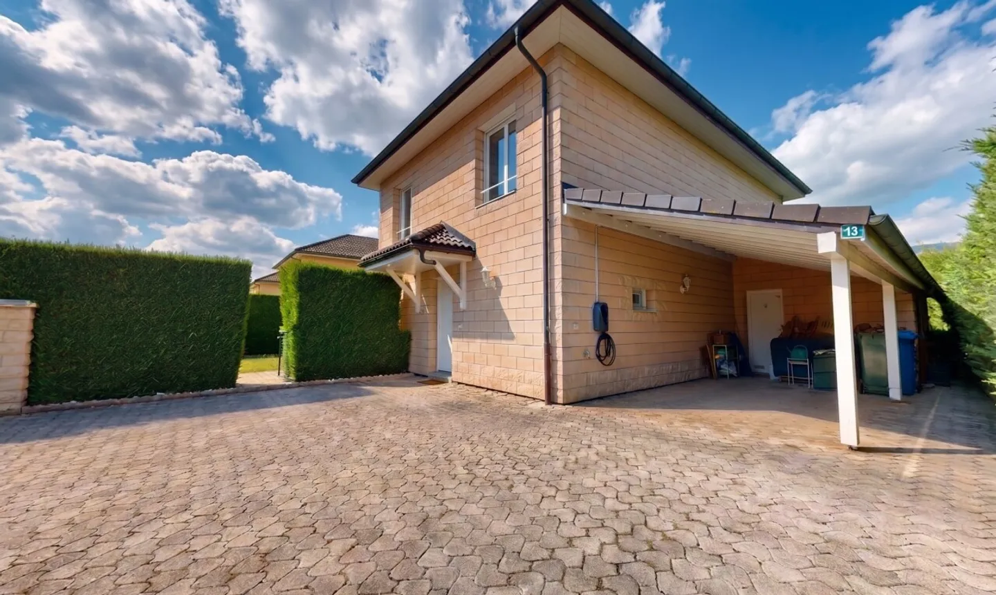 Superb family home perfectly maintained - Photo 2 of 11