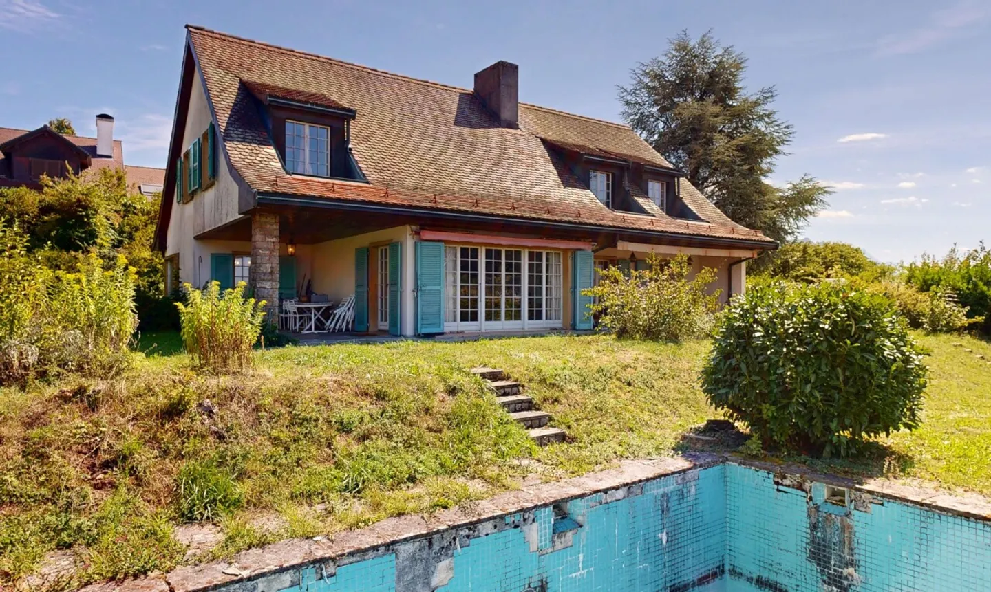 Exclusive: Family Villa with Great Potential - Photo 5 of 11