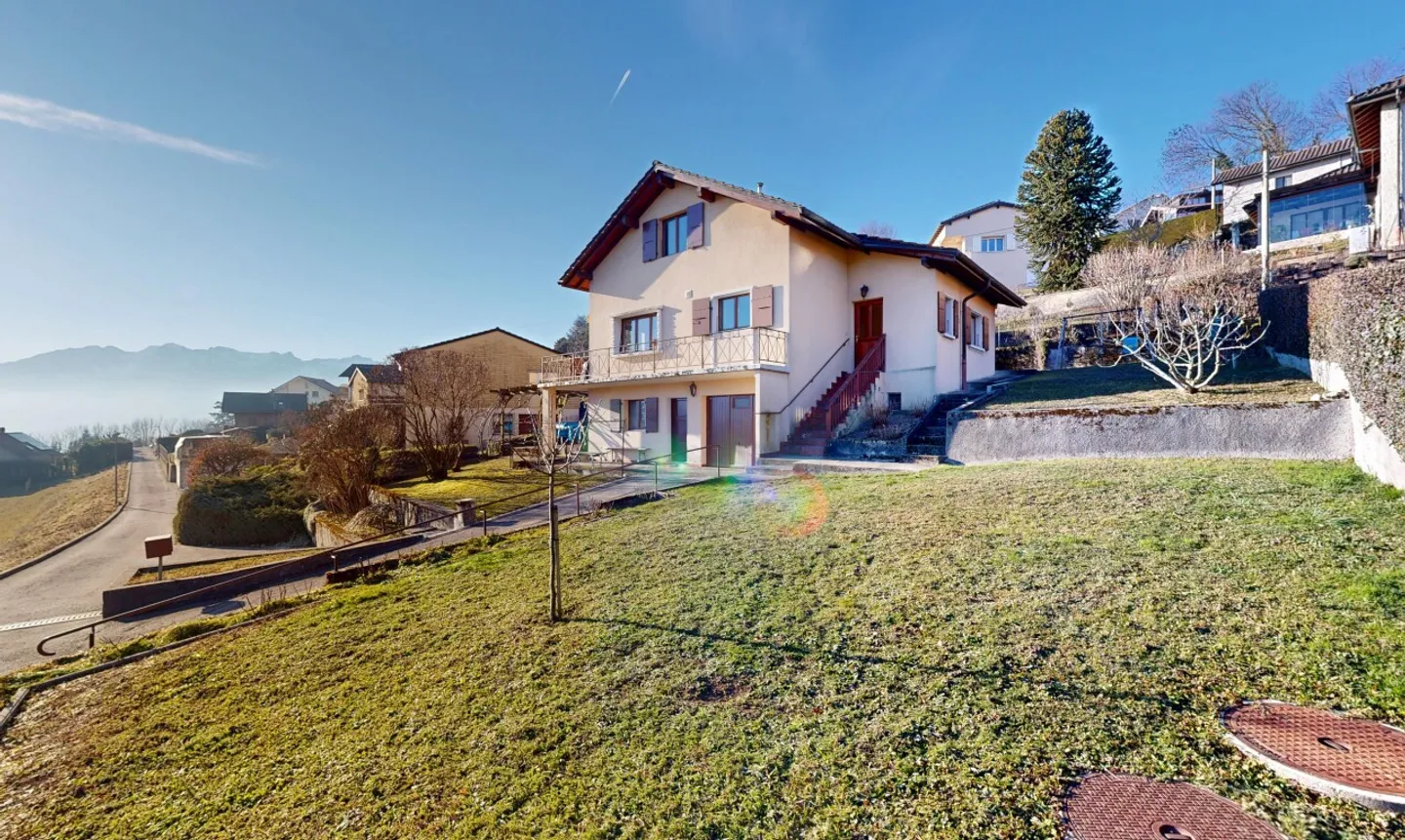 Villa indipendente con vista libera sulle Alpi e sul lago - Foto 3 di 11