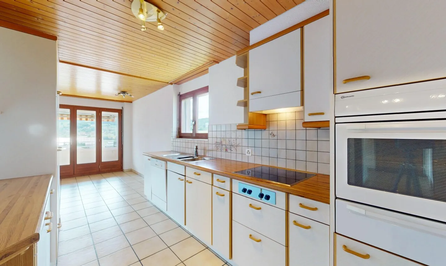 Luminoso appartamento di 4,5 locali con vista, camino e due posti auto - Foto 9 di 11