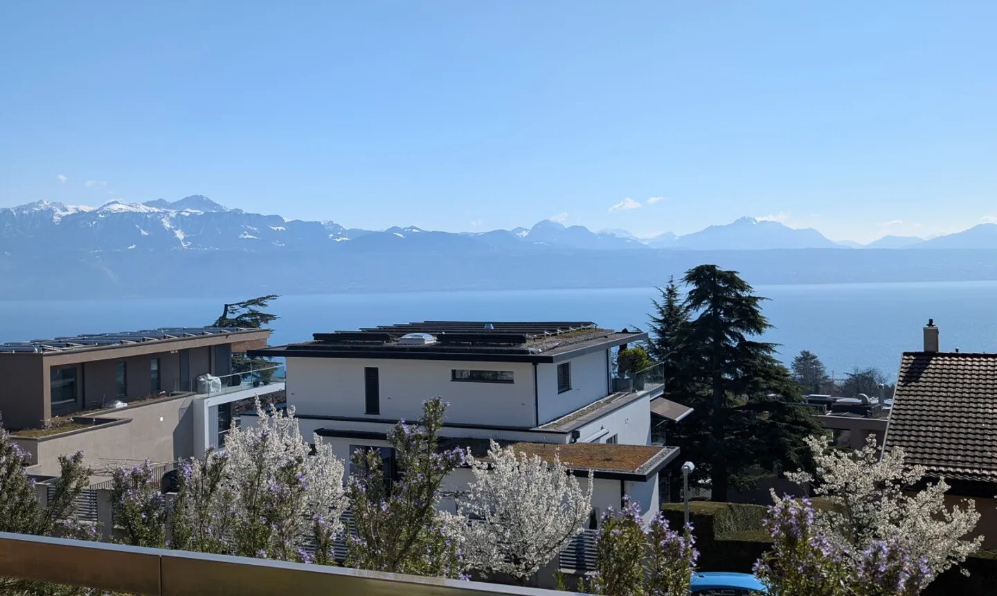 Large 4.5-room apartment with panoramic lake view in Pully - Photo 1 of 11