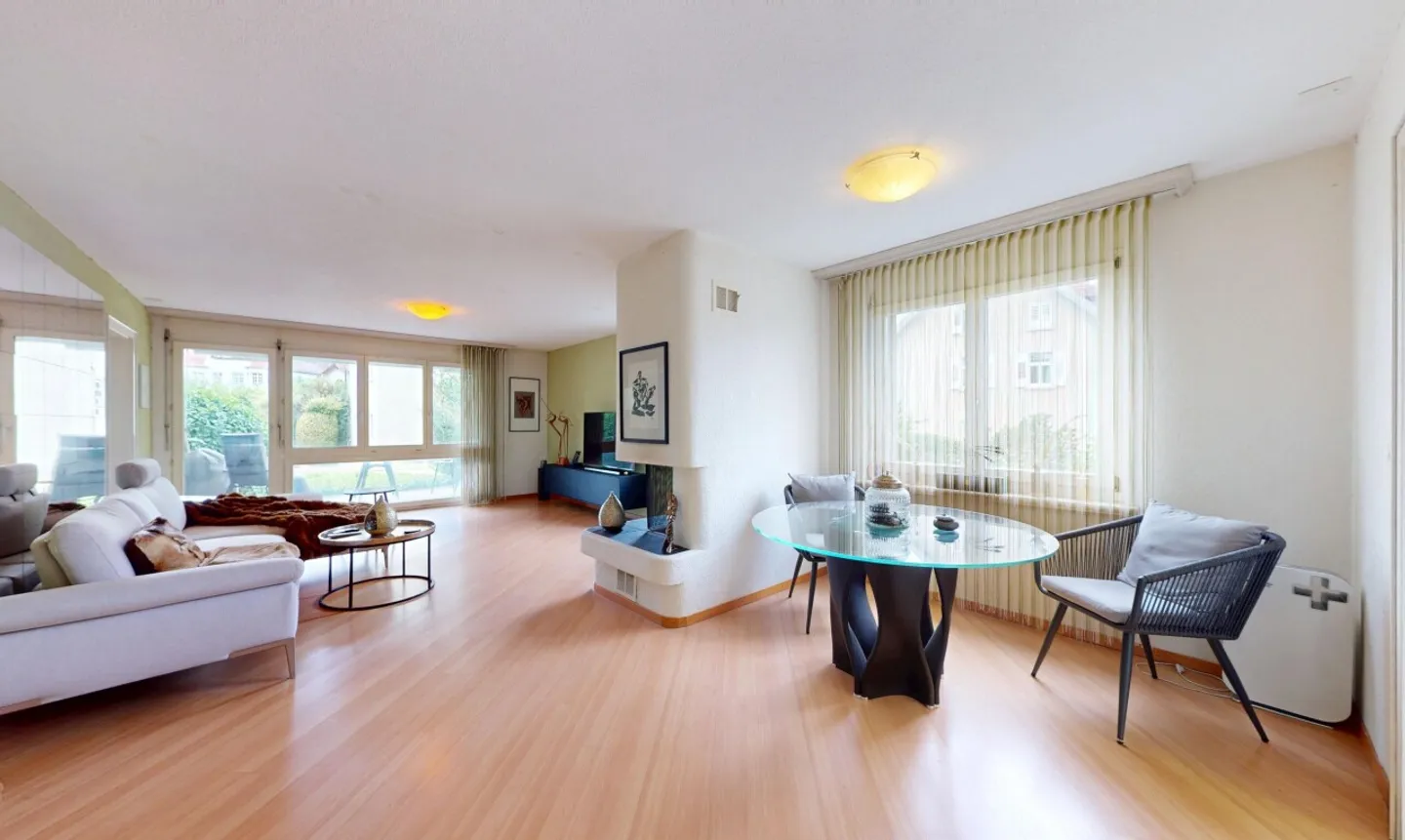 Wohngenuss mit Stil - 4.5-Zimmerwohnung mit Kamin, Terrasse &amp; Loggia - Foto 1 von 11