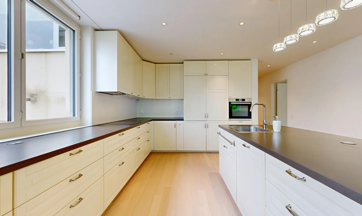 Stylish 4.5-room apartment with two terraces in the heart of Liestal - Photo 4 of 11