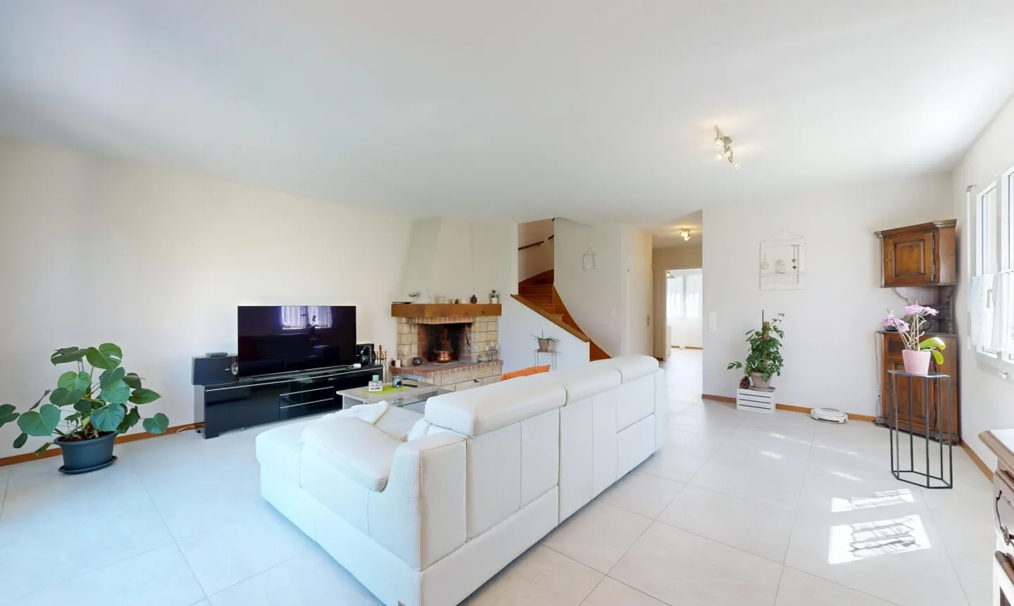 Comfort and Space: 5.5-Room Semi-Detached House with Garden in Gland - Photo 3 of 11