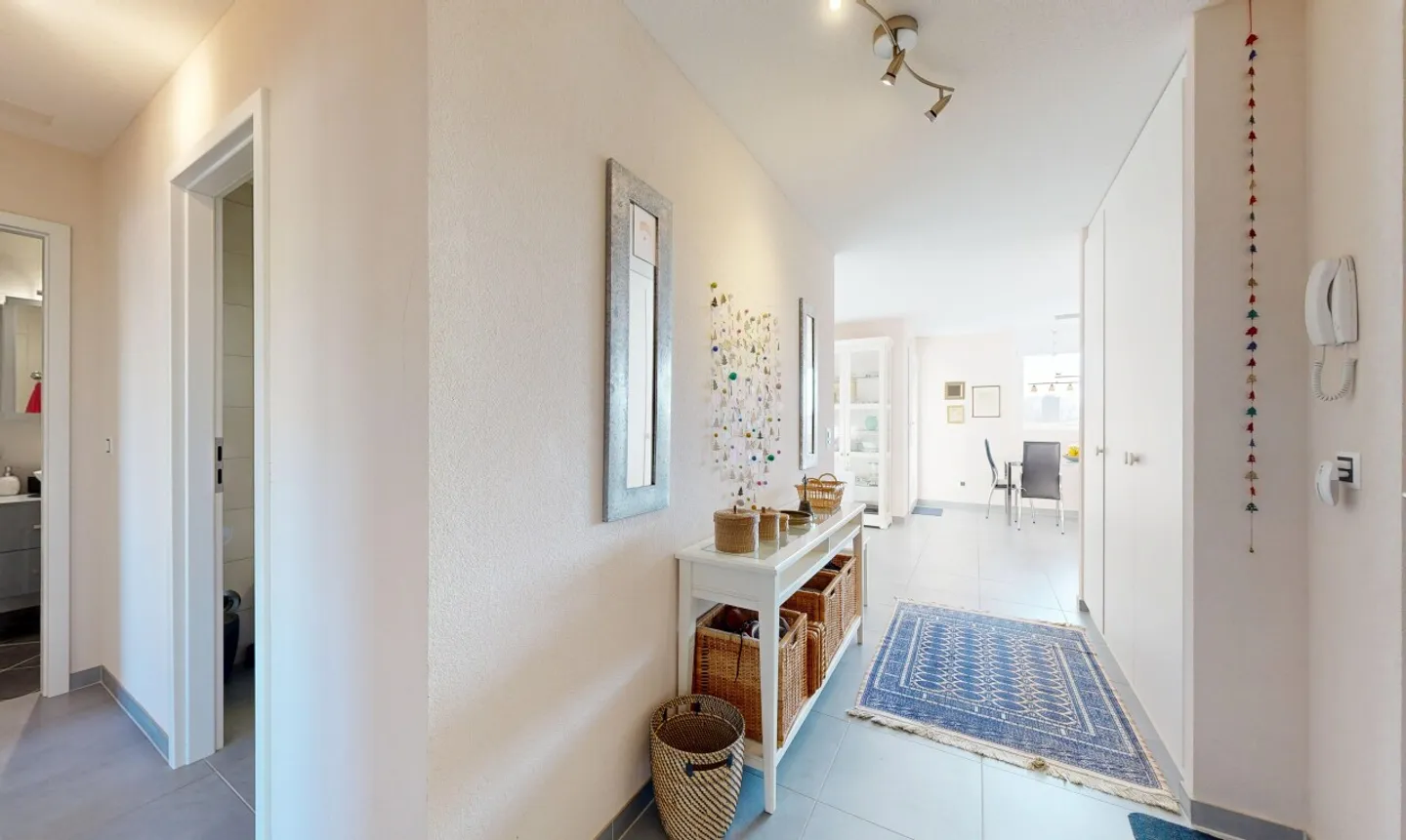 Appartamento attraversante 3.5p, luminoso con balcone e vista sulle Alpi - Foto 9 di 11