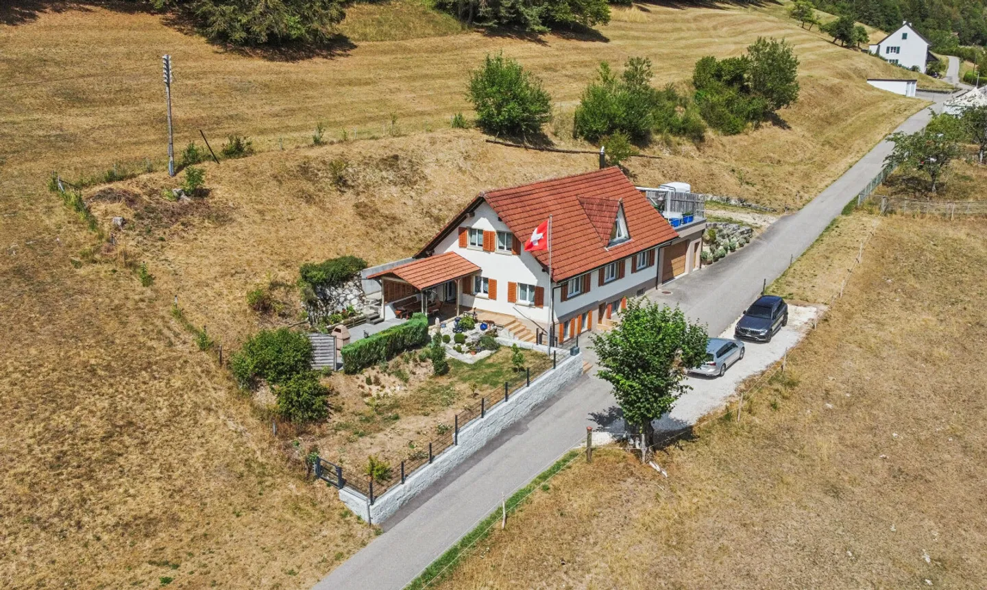 Einfamilienhaus mit viel Platz, Umschwung und freier Aussicht - Photo 1 of 11