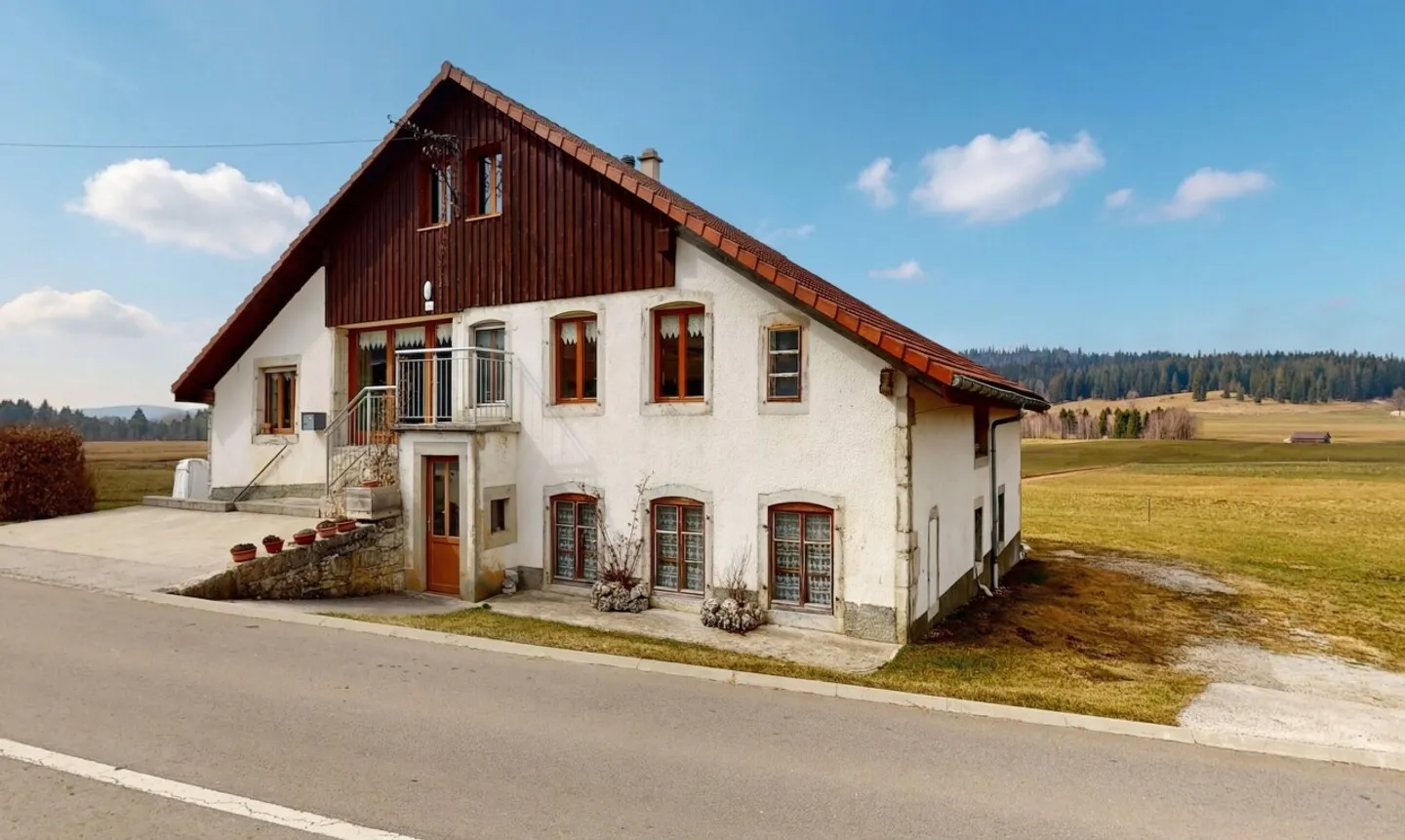 Freistehendes Haus von ca. 380 m², großes Grundstück und Bergblick - Foto 2 von 11