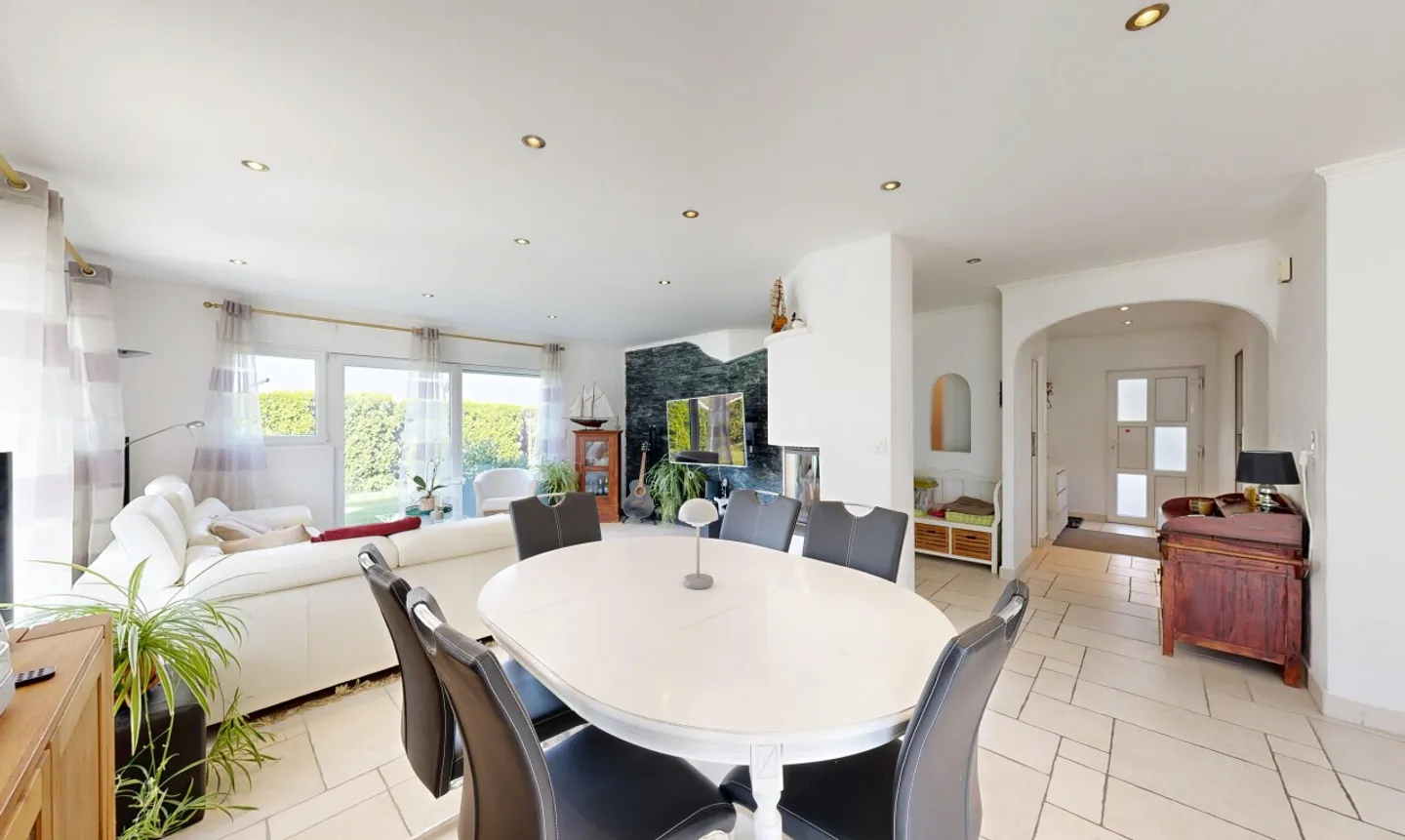 Stunning 6.5 Villa of 190m² with recent pool & garden - Photo 4 of 11
