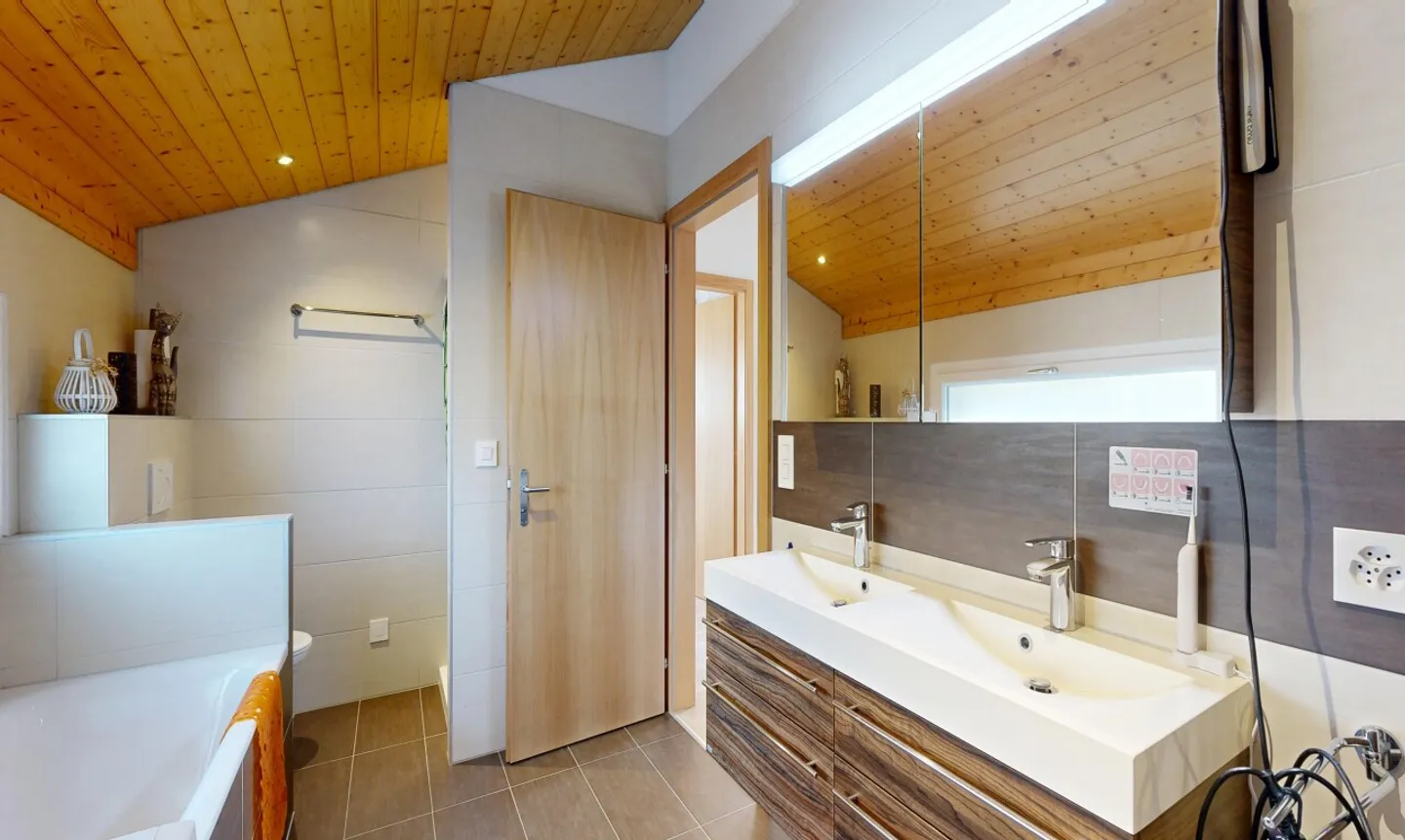 Bright individual villa with garden - Photo 10 of 11
