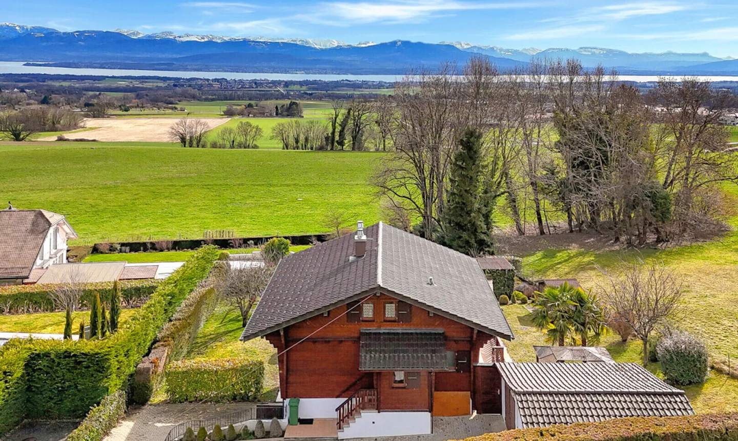 Une opportunité rare : chalet spacieux à fort potentiel à Genolier - Foto 10 di 11
