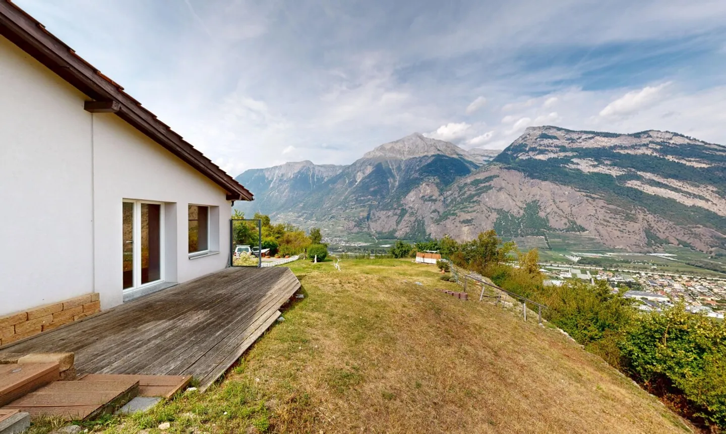 Maison rénovée avec grand jardin et vue sur les montagnes à Saxon - Foto 1 di 11
