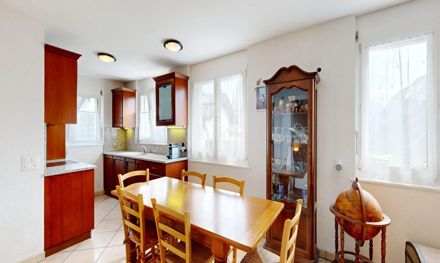 Magnificent 4.5-room house with convertible barn - Photo 7 of 11