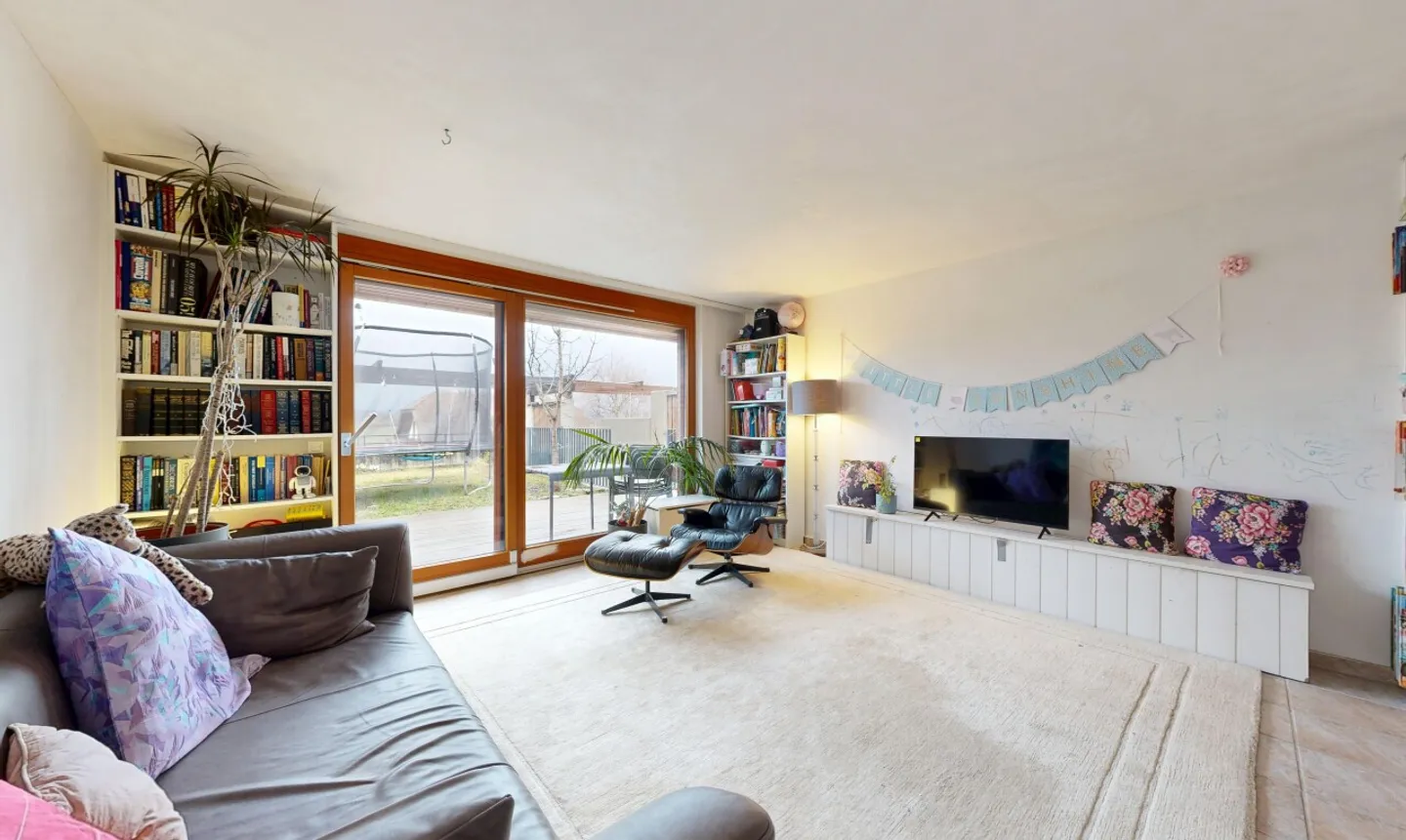 Terraced house in a family-friendly neighborhood with terrace and garden - Photo 2 of 11