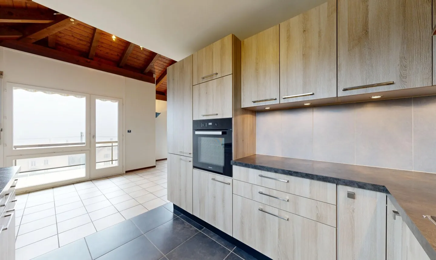 St-Blaise: Grand 5p au dernier étage avec vue sur le lac - Photo 1 of 13