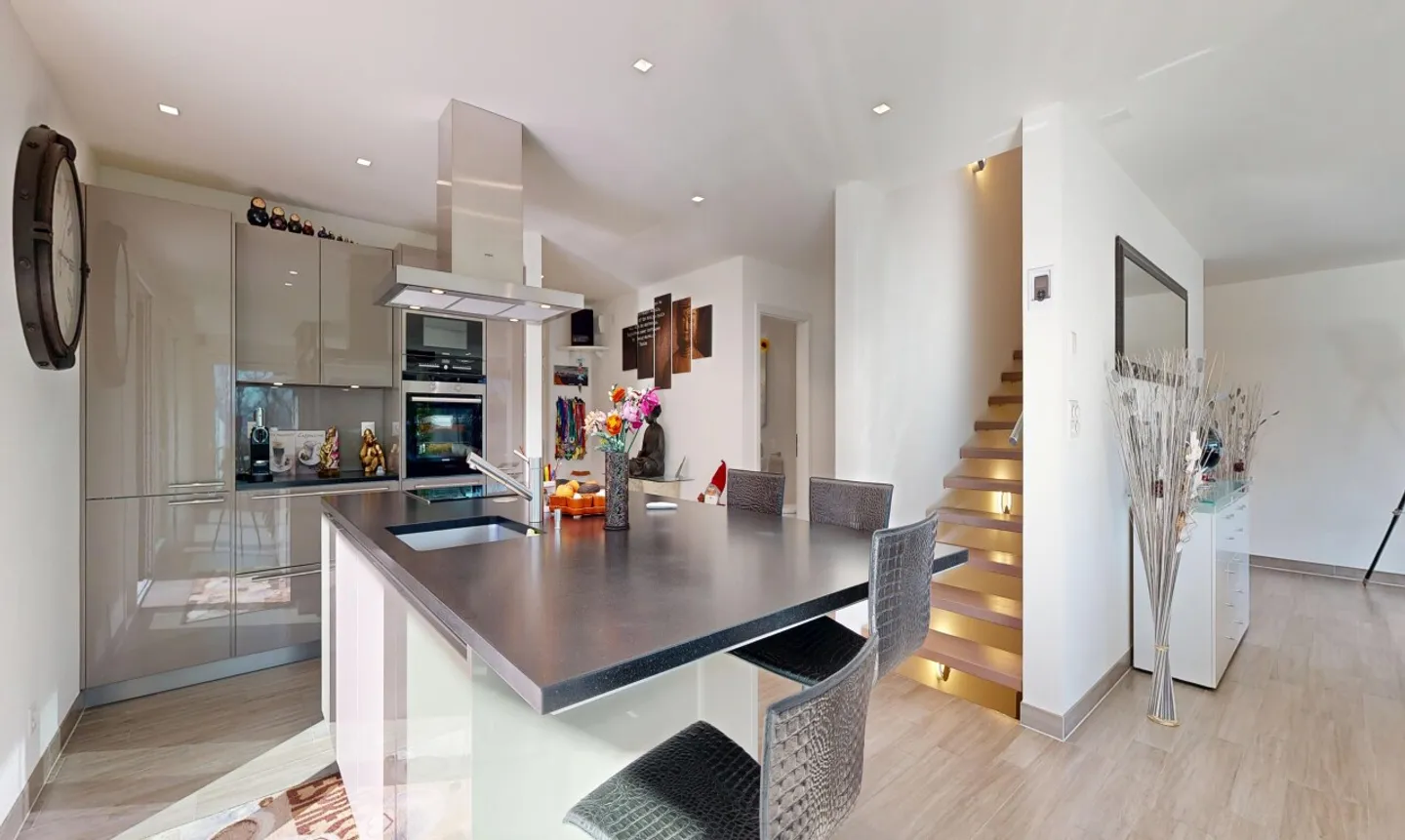 Spaziosa casa familiare con terrazze, giardino e volumi generosi - Foto 7 di 11